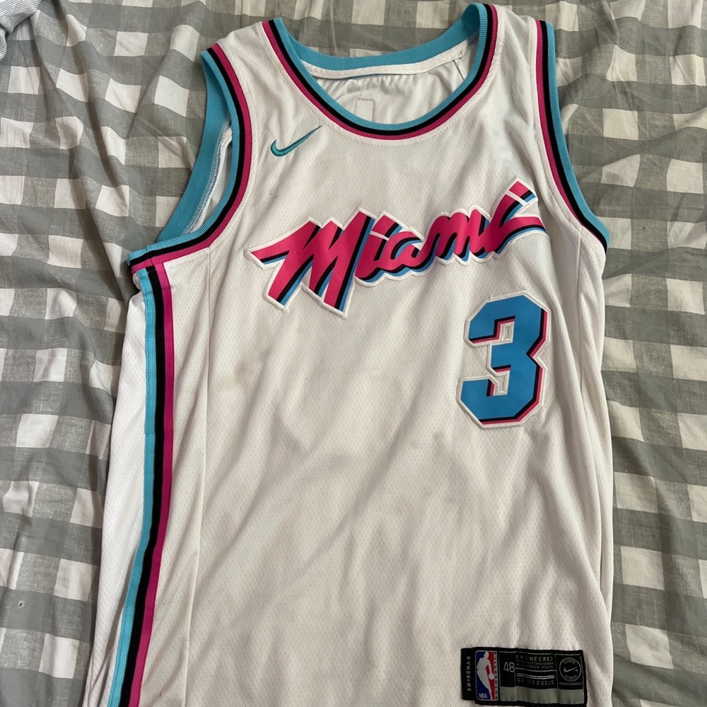 Dwayne Wade Miami Vice Jersey Used Twice. You can Buy a New one from 120-200.